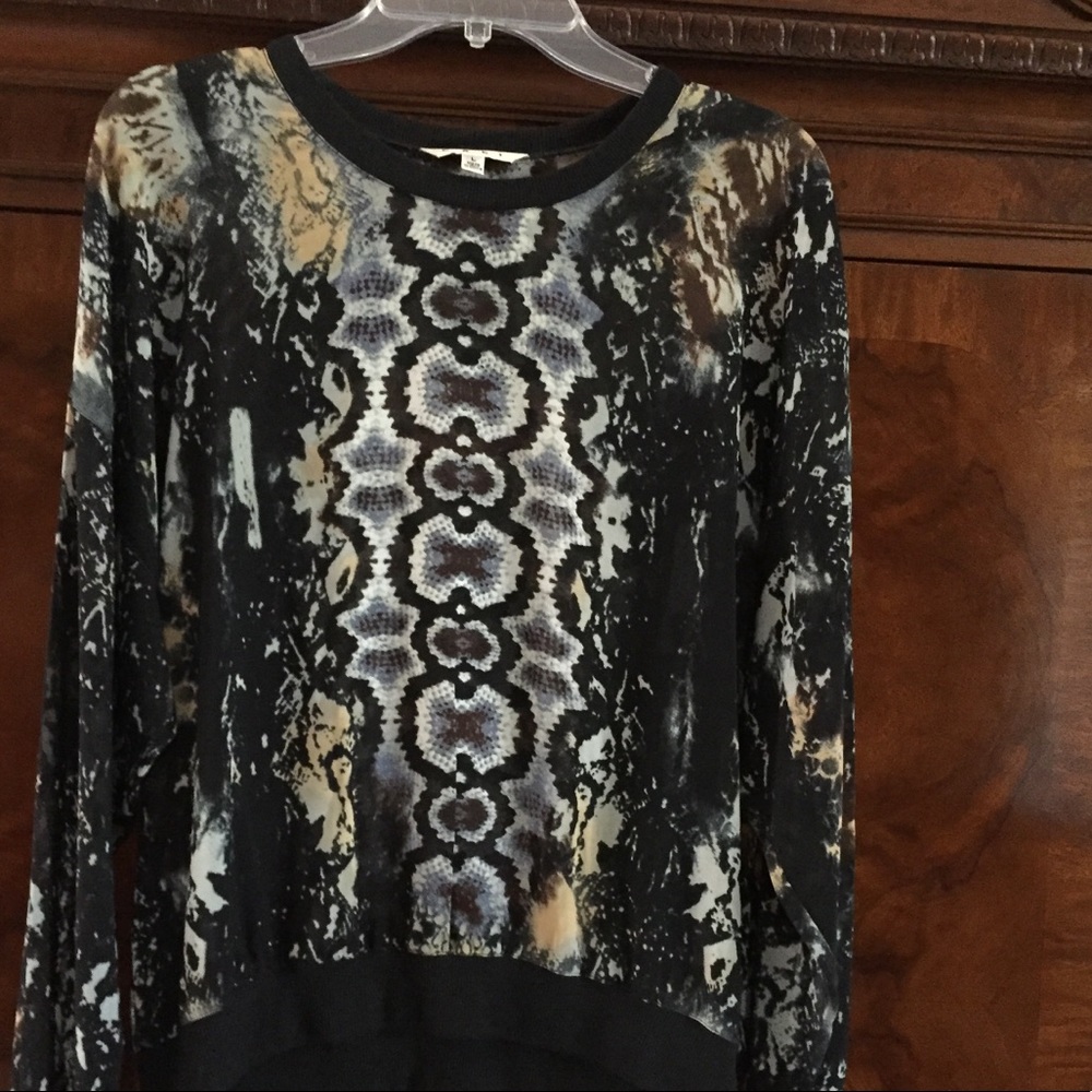 Long sleeve snake print top.